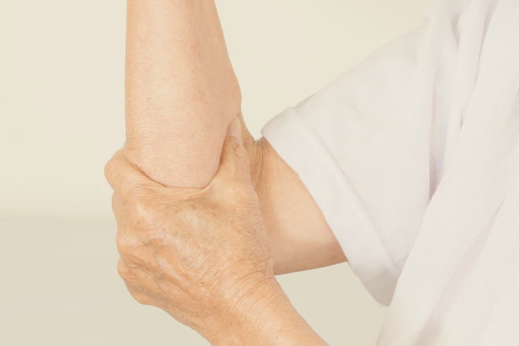 Man holding inner elbow