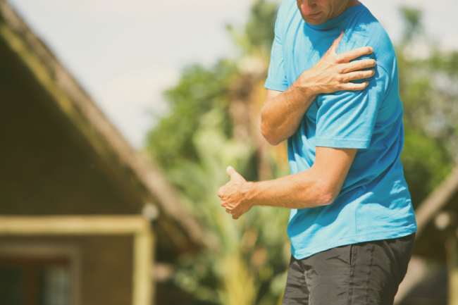 Common-Shoulder-Elbow-Fractures-Spotlight Man holding shoulder in pain